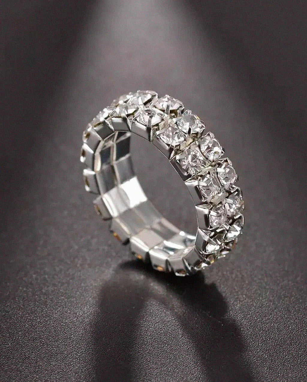 Anel Ice Cravejado em Zircônias Brilhantes – Ajustável e Confortável