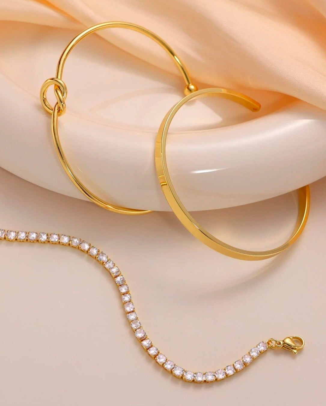 Kit Bracelete Nó Delicado + Bracelete Feminino Liso + Pulseira cravejada de Zircônia Banhada A Ouro 18k