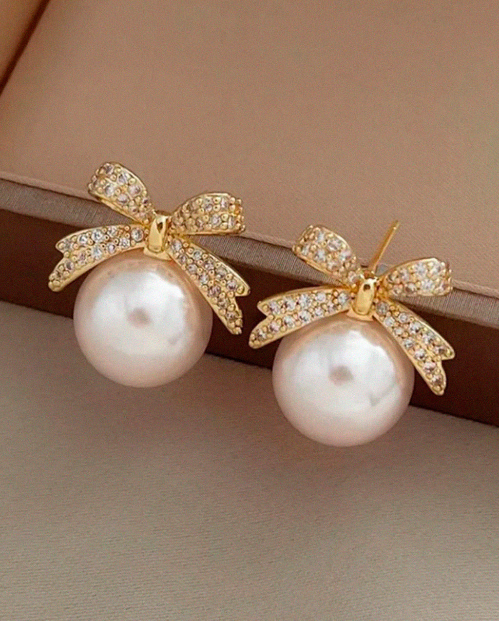 Brinco Feminino de Pérola com Laço Elegante Dourado