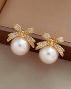 Brinco Feminino de Pérola com Laço Elegante Dourado
