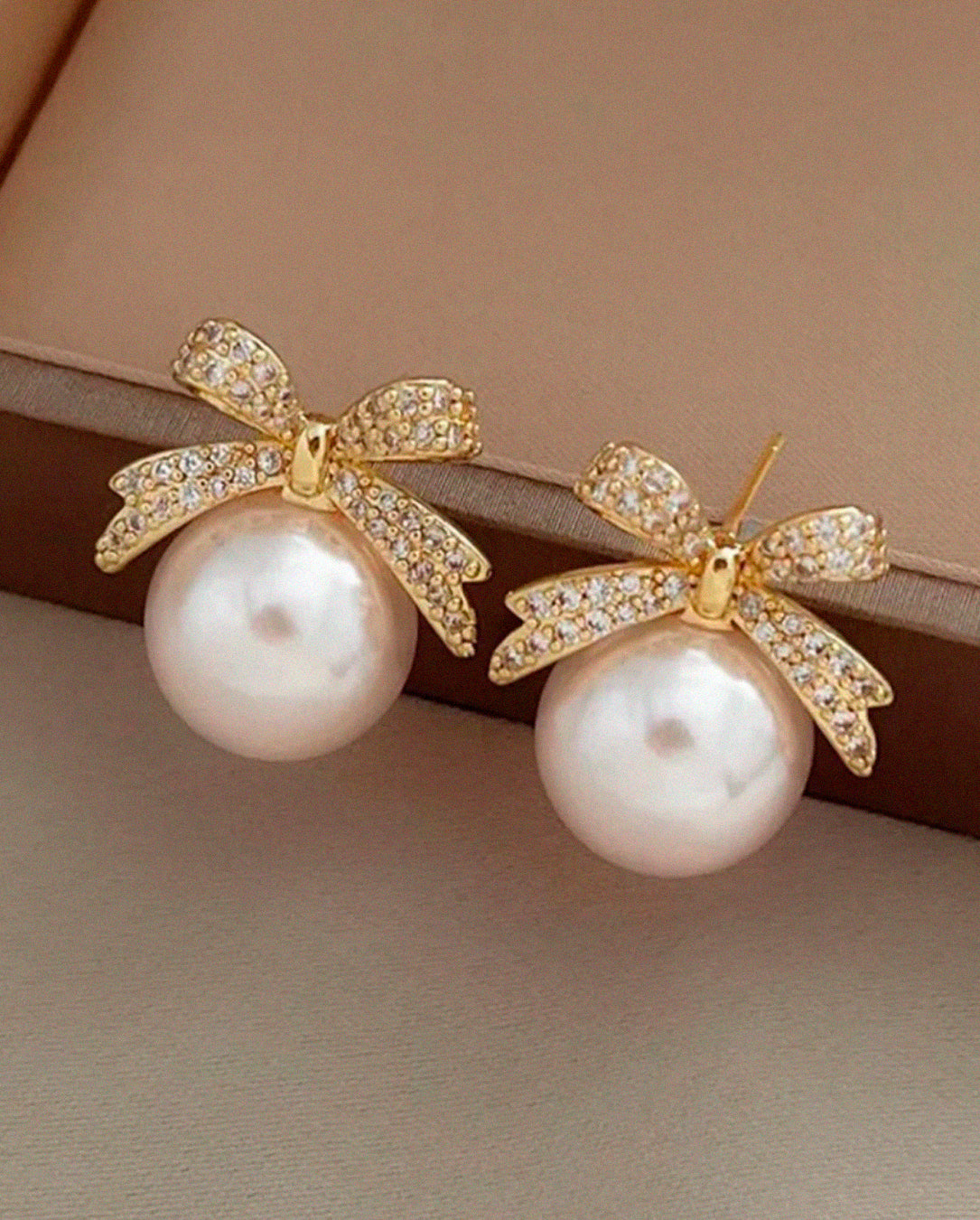 Brinco Feminino de Pérola com Laço Elegante Dourado