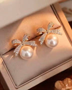 Brinco Feminino de Pérola com Laço Elegante Dourado