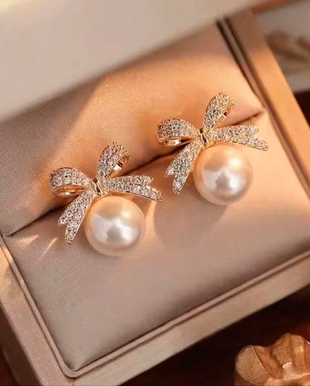 Brinco Feminino de Pérola com Laço Elegante Dourado