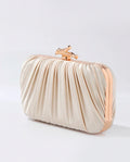 Bolsa Feminina Clutch De Festa Com Acabamento Em Cetim Plissado Bege Dourado