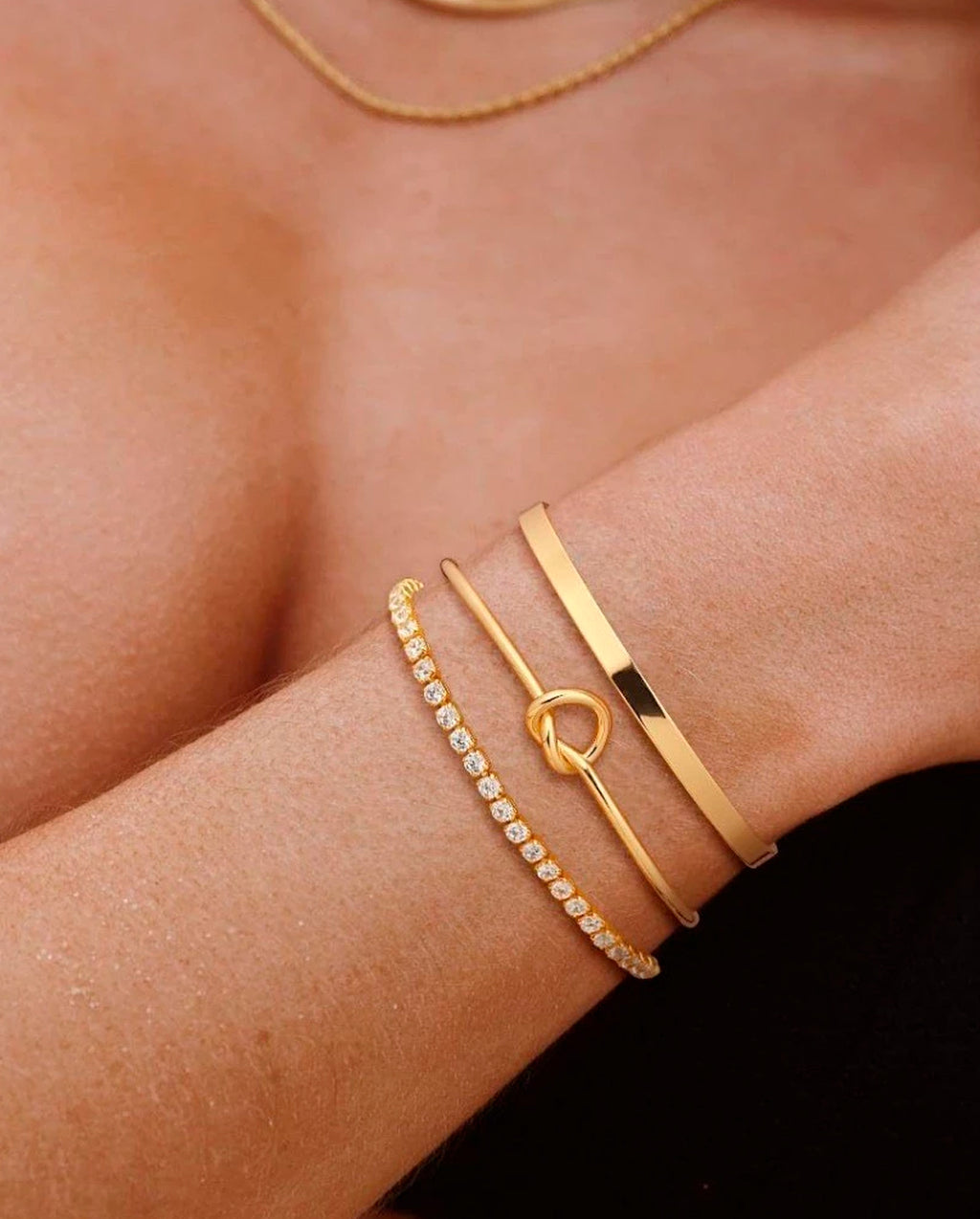 Kit Bracelete Nó Delicado + Bracelete Feminino Liso + Pulseira cravejada de Zircônia Banhada A Ouro 18k