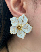Brinco Meia Pétala Flor esmaltado em madrepérola folheado à ouro