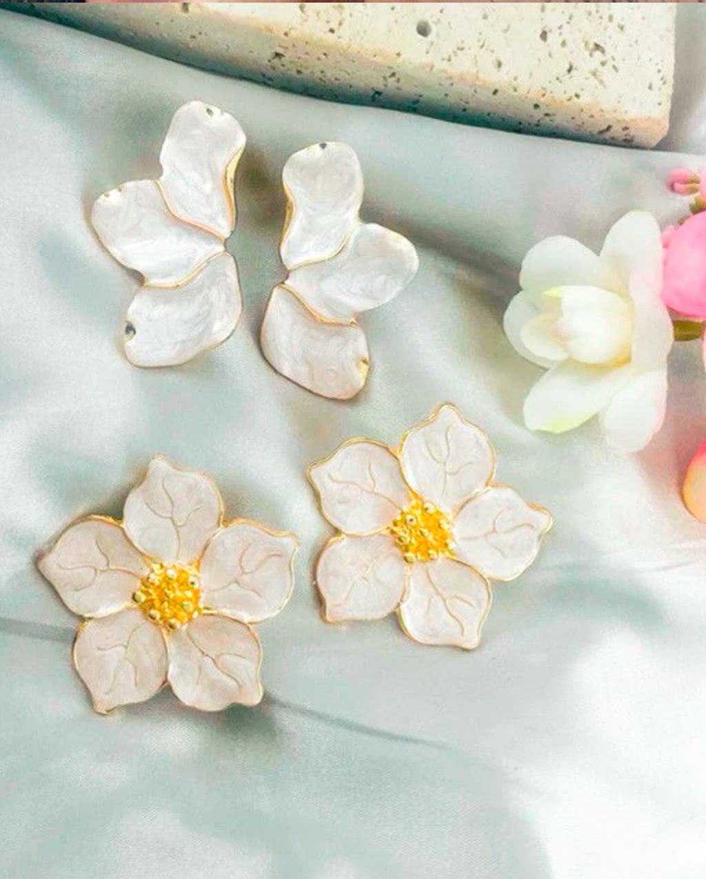Brinco Meia Pétala Flor esmaltado em madrepérola folheado à ouro