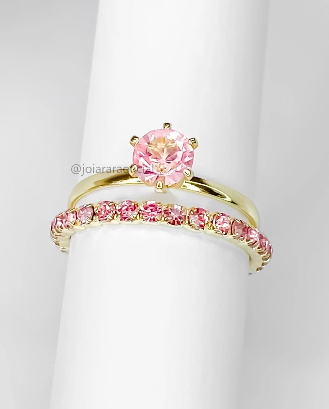 Kit 2 Anéis Banhados – Solitário e Aparador com Strass Rosa Bebê