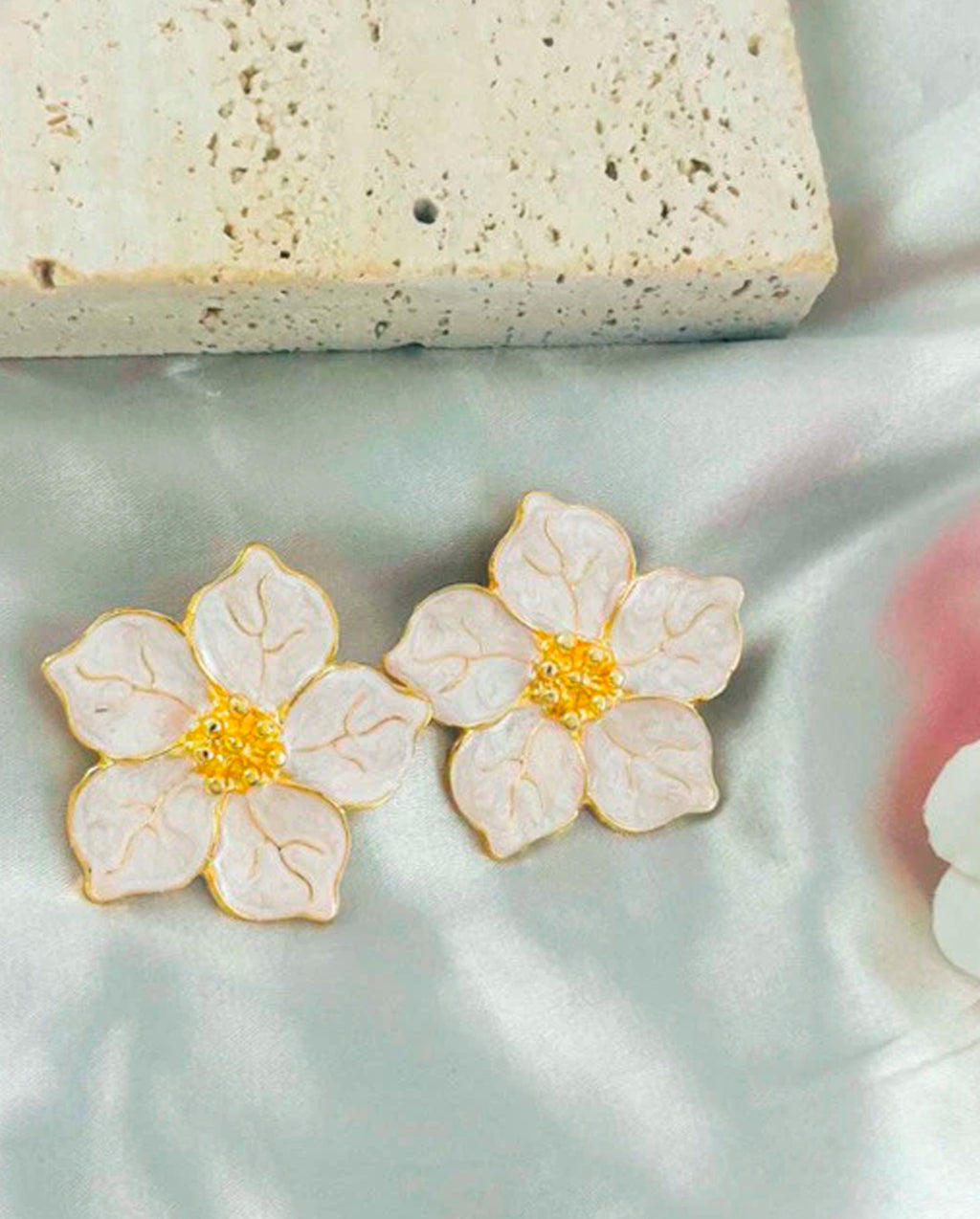 Brinco Meia Pétala Flor esmaltado em madrepérola folheado à ouro