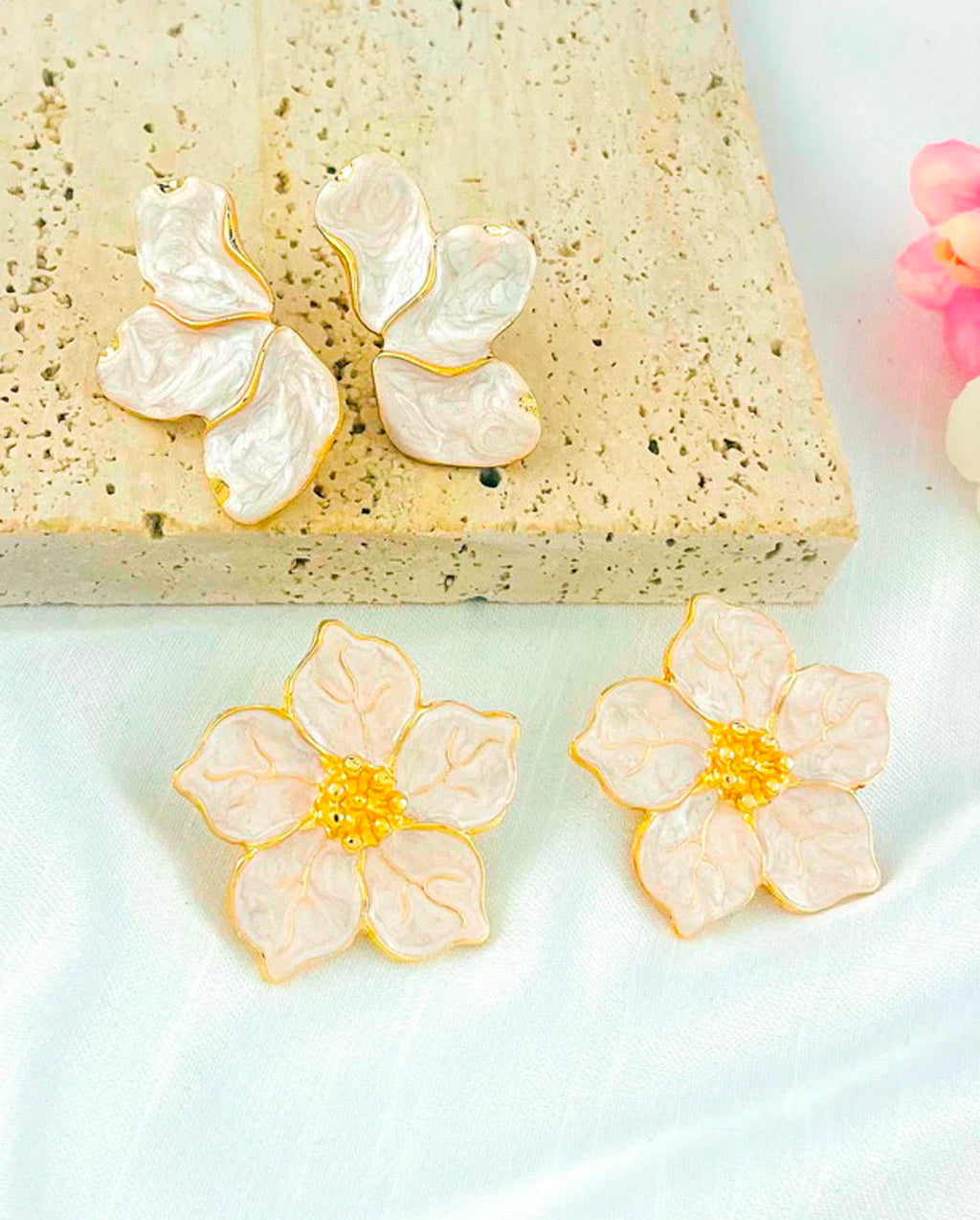 Brinco Meia Pétala Flor esmaltado em madrepérola folheado à ouro