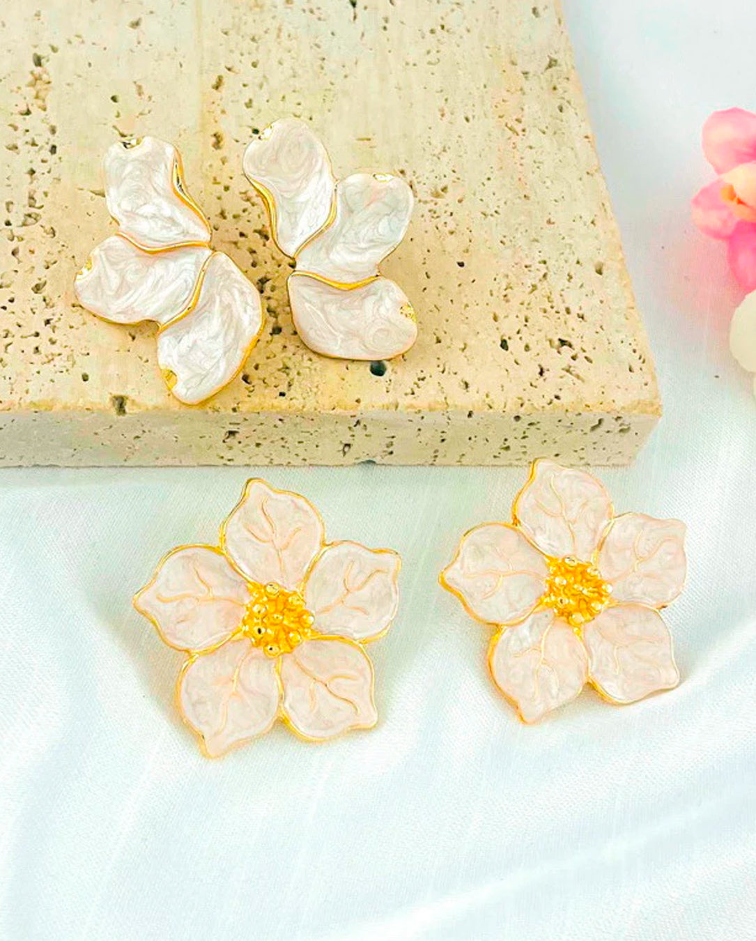 Brinco Meia Pétala Flor esmaltado em madrepérola folheado à ouro