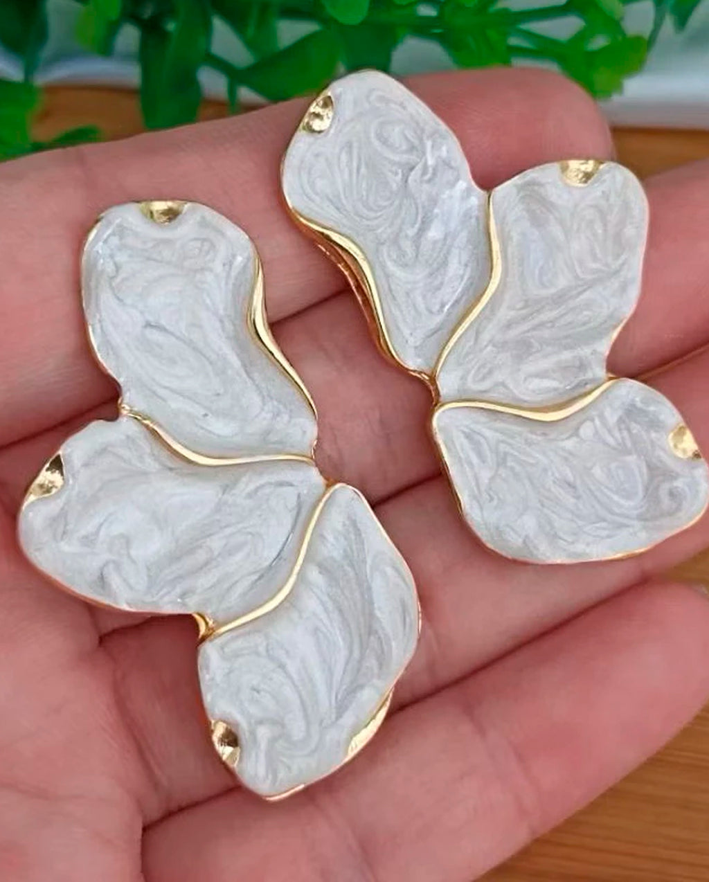 Brinco Meia Pétala Flor esmaltado em madrepérola folheado à ouro
