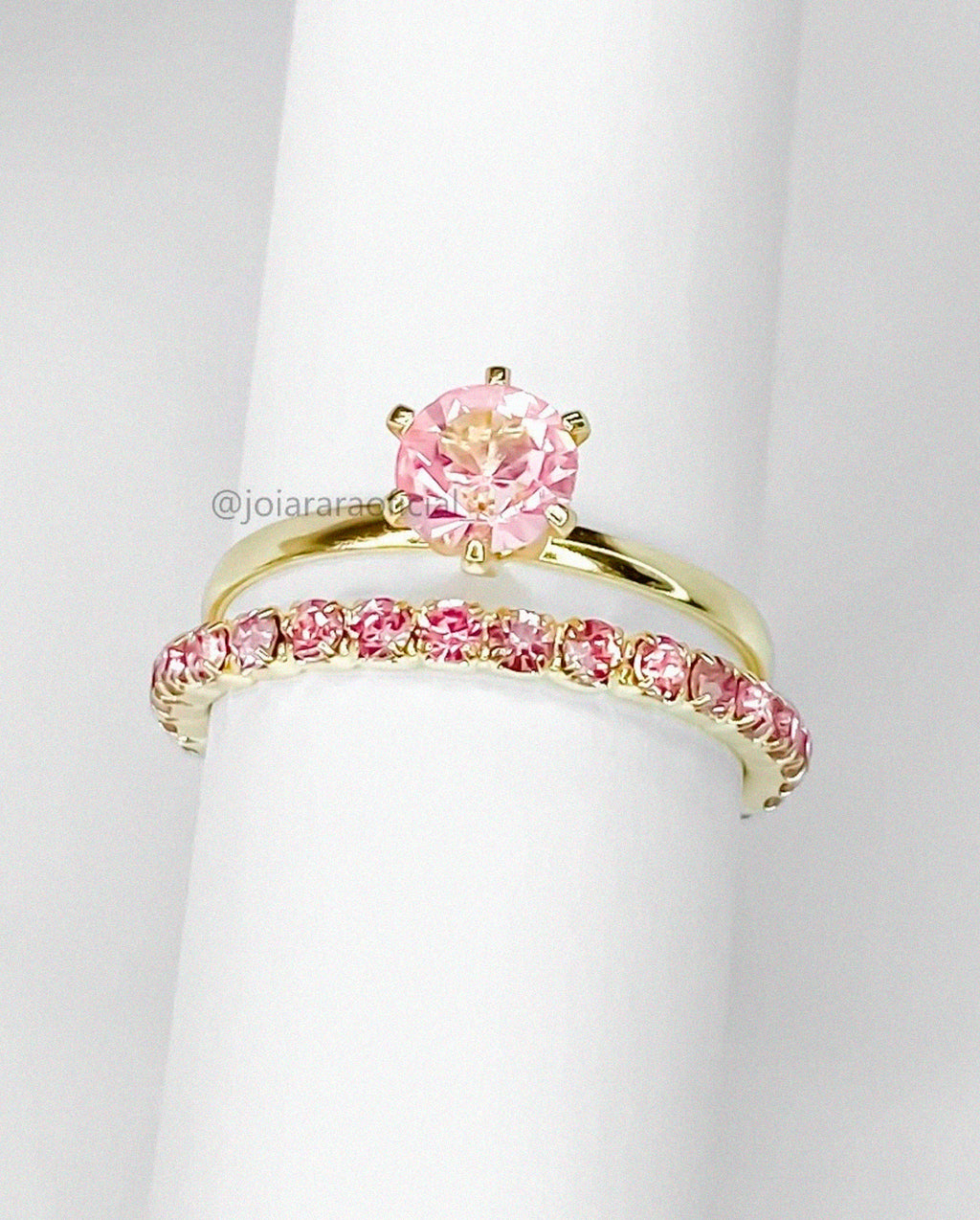 Kit 2 Anéis Banhados – Solitário e Aparador com Strass Rosa Bebê