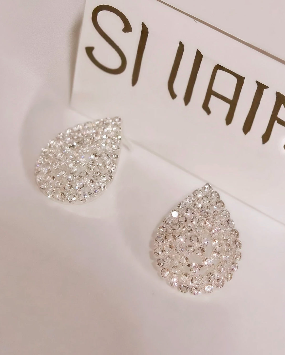 Brinco Feminino Em Gota Prata e Dourado com Cristais Elegantes