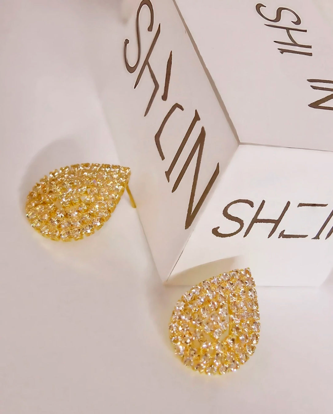 Brinco Feminino Em Gota Prata e Dourado com Cristais Elegantes