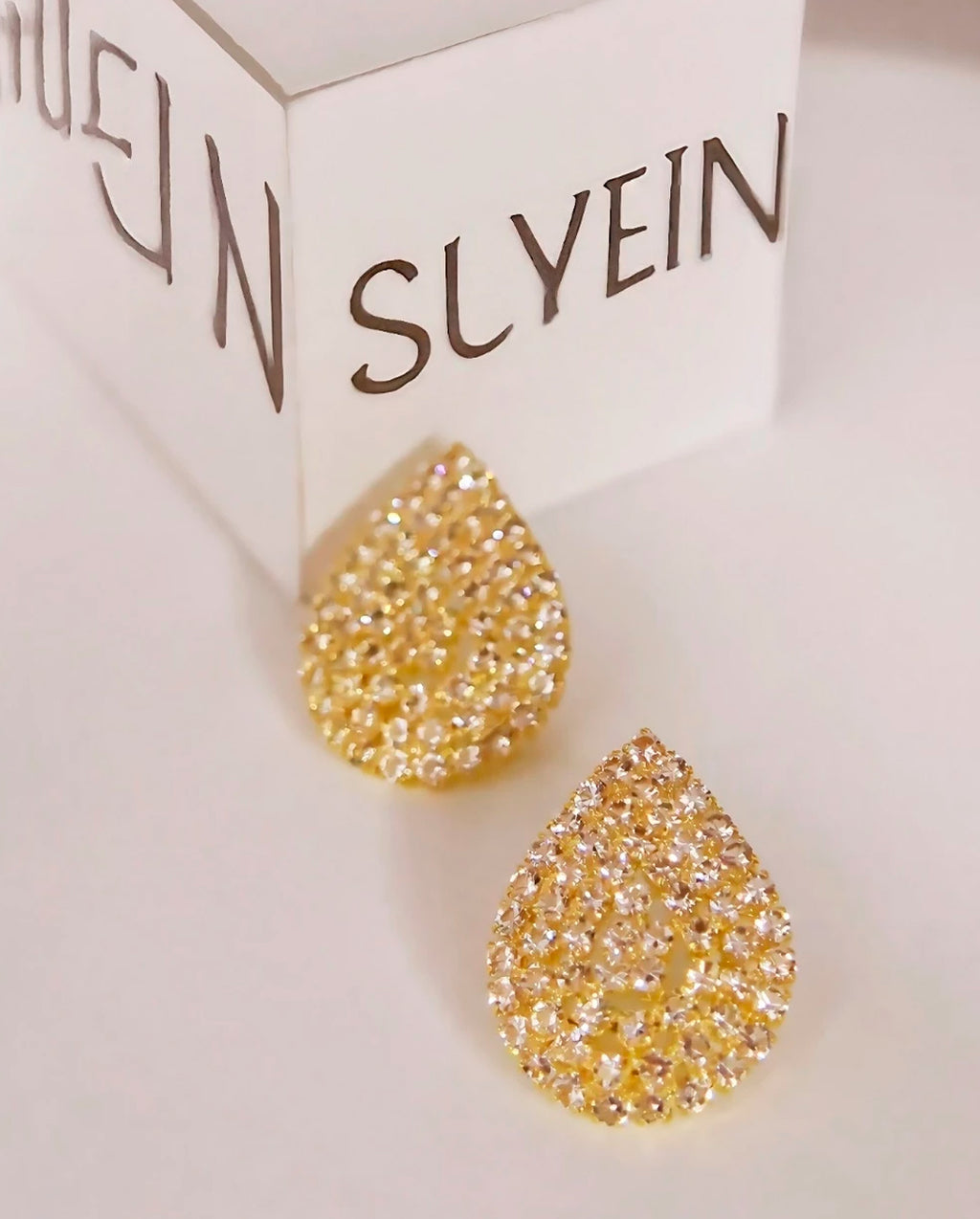 Brinco Feminino Em Gota Prata e Dourado com Cristais Elegantes