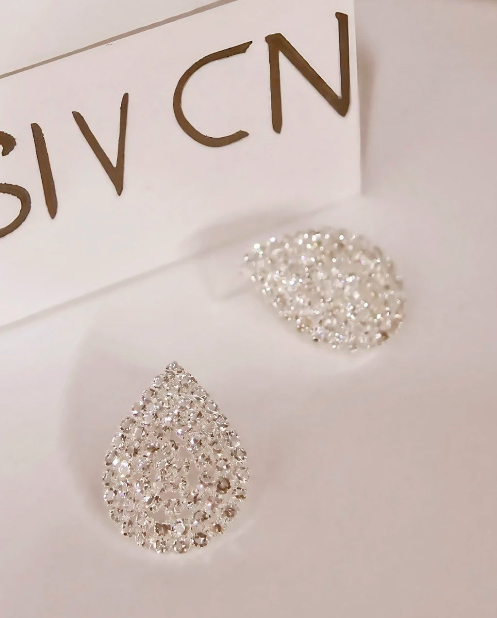Brinco Feminino Em Gota Prata e Dourado com Cristais Elegantes