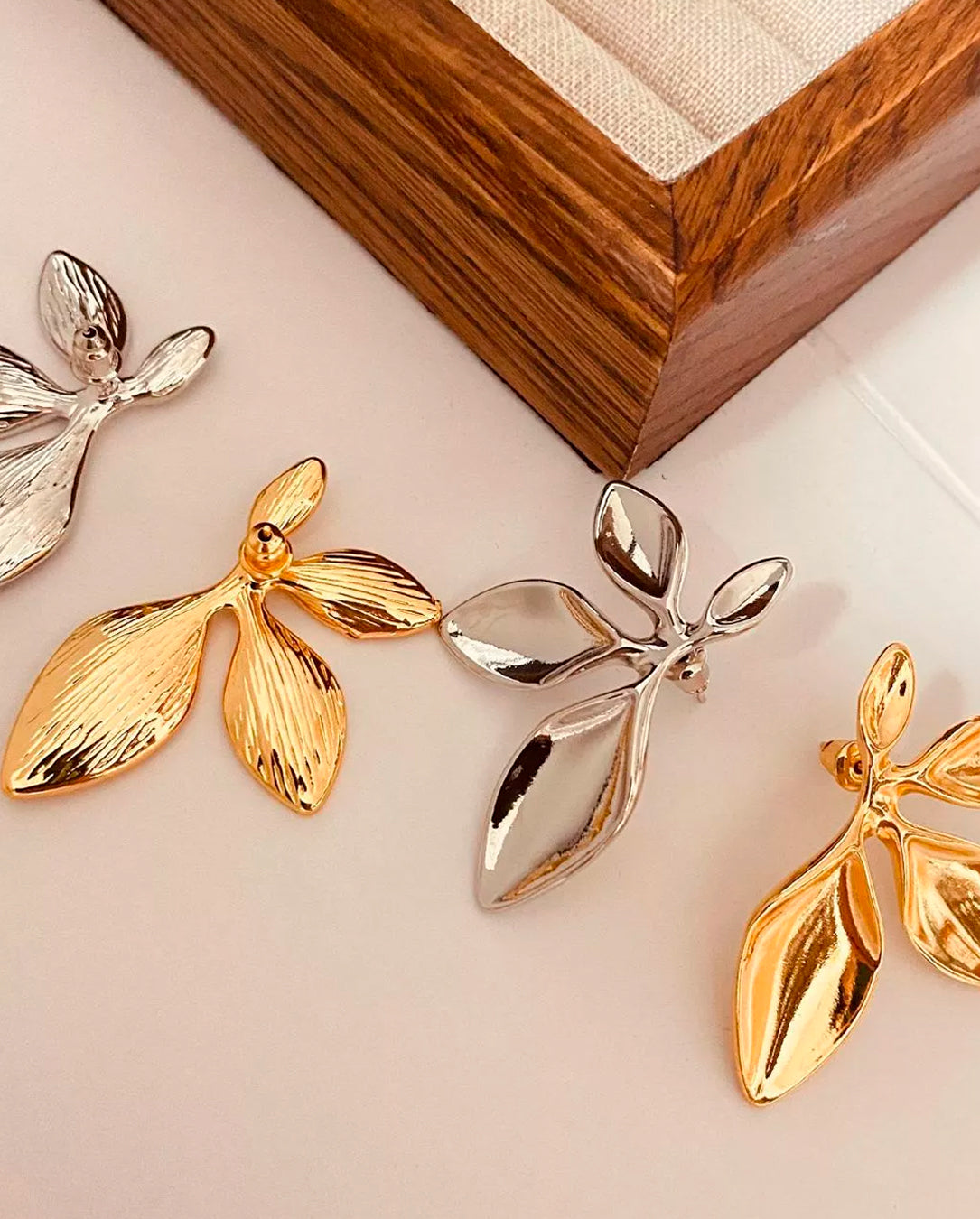 Brinco Feminino De Folhas Texturizada Banhado A Cobre Dourado Ou Prata