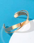 Pulseira Feminina Com Punho De Metal Ondulado Geométrico