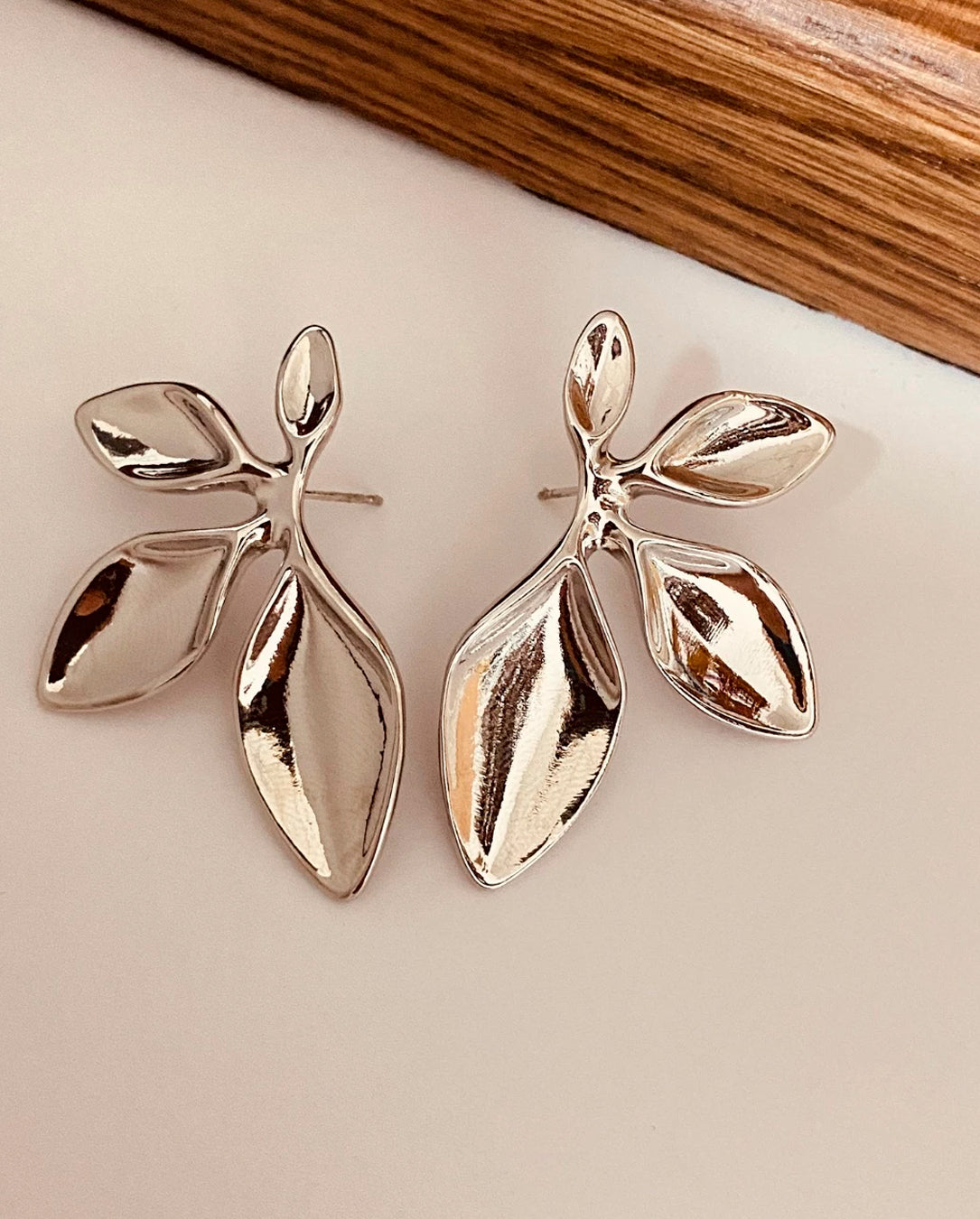 Brinco Feminino De Folhas Texturizada Banhado A Cobre Dourado Ou Prata
