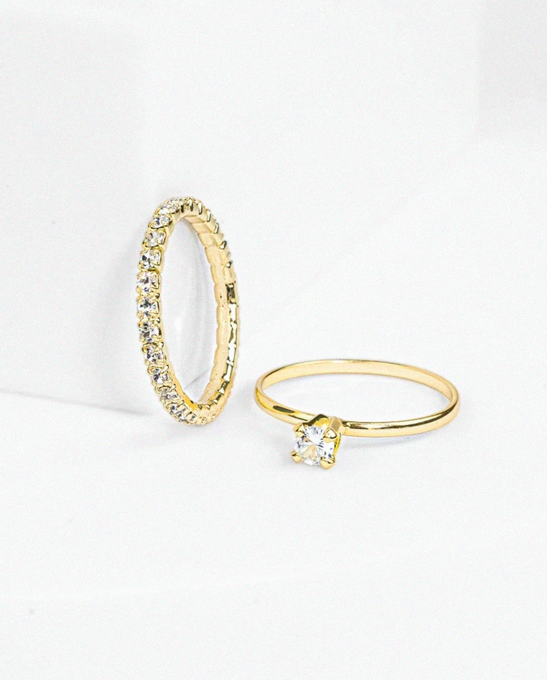 Kit com 2 Anéis Banhados a Ouro 18k Solitário + Aparador Cravejado