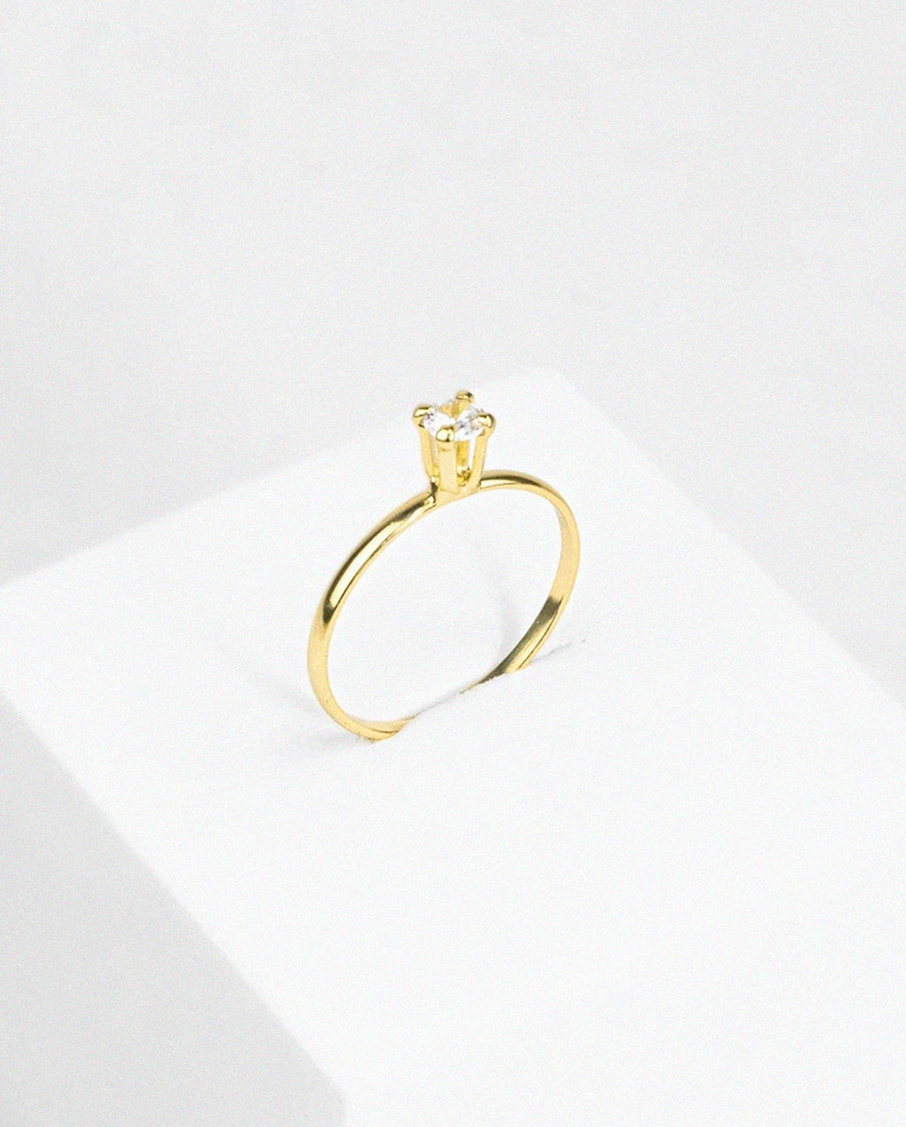 Kit com 2 Anéis Banhados a Ouro 18k Solitário + Aparador Cravejado